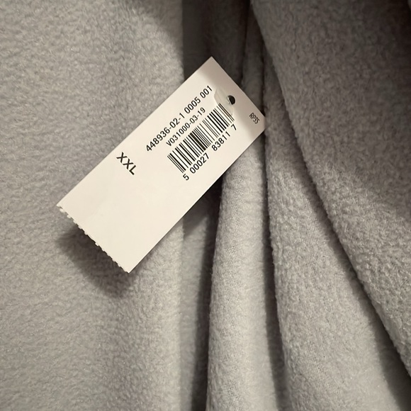 NWT women’s XXL Old Navy puffer vest - Picture 3 of 5